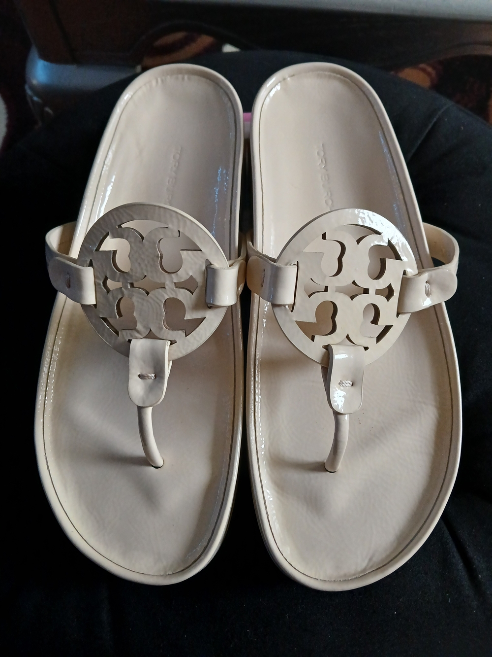 Tory Burch Patent Logo Thong Sandals in Light Beige